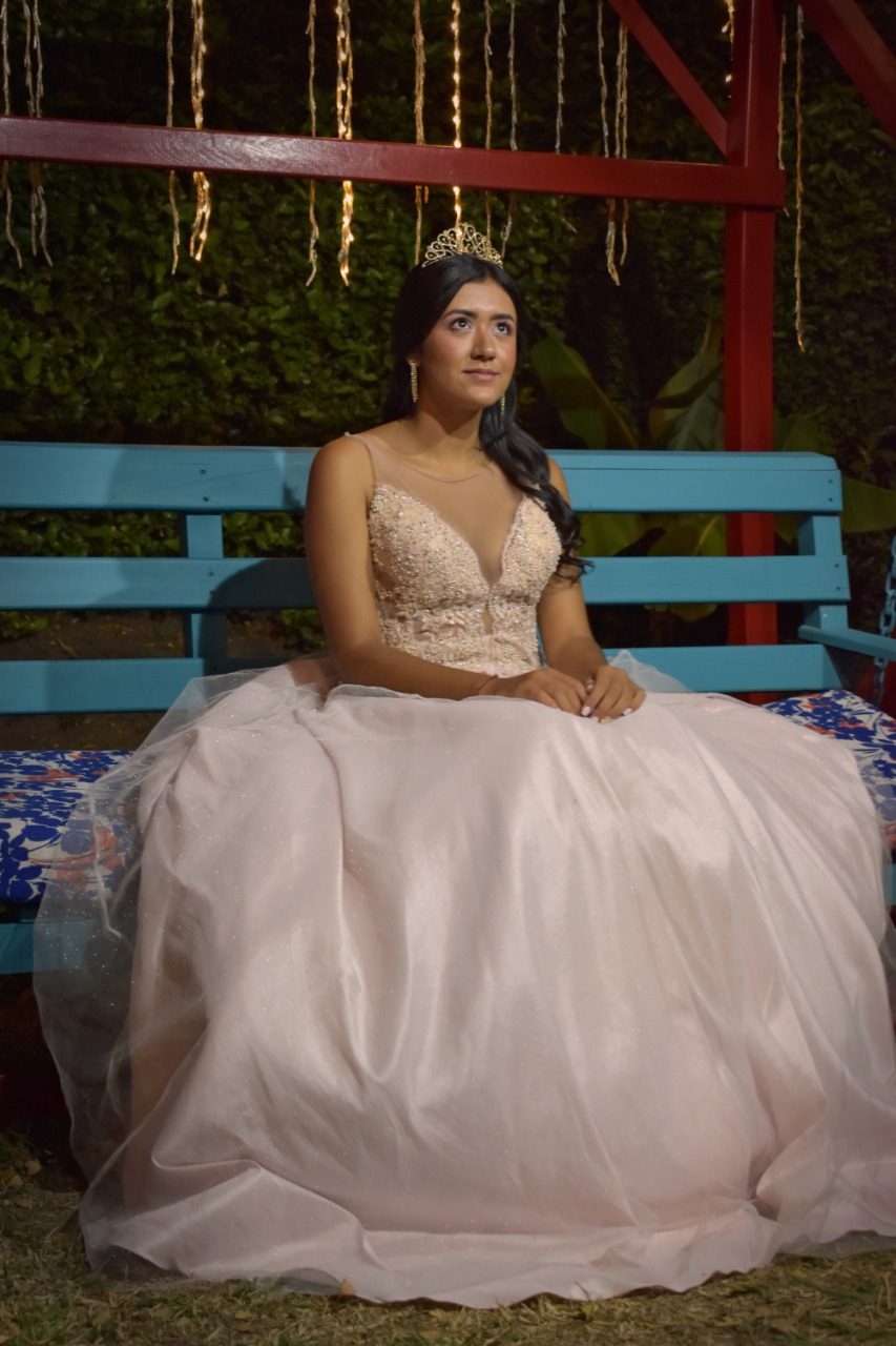 La feliz quinceañera María Luna Contreras Polanía.